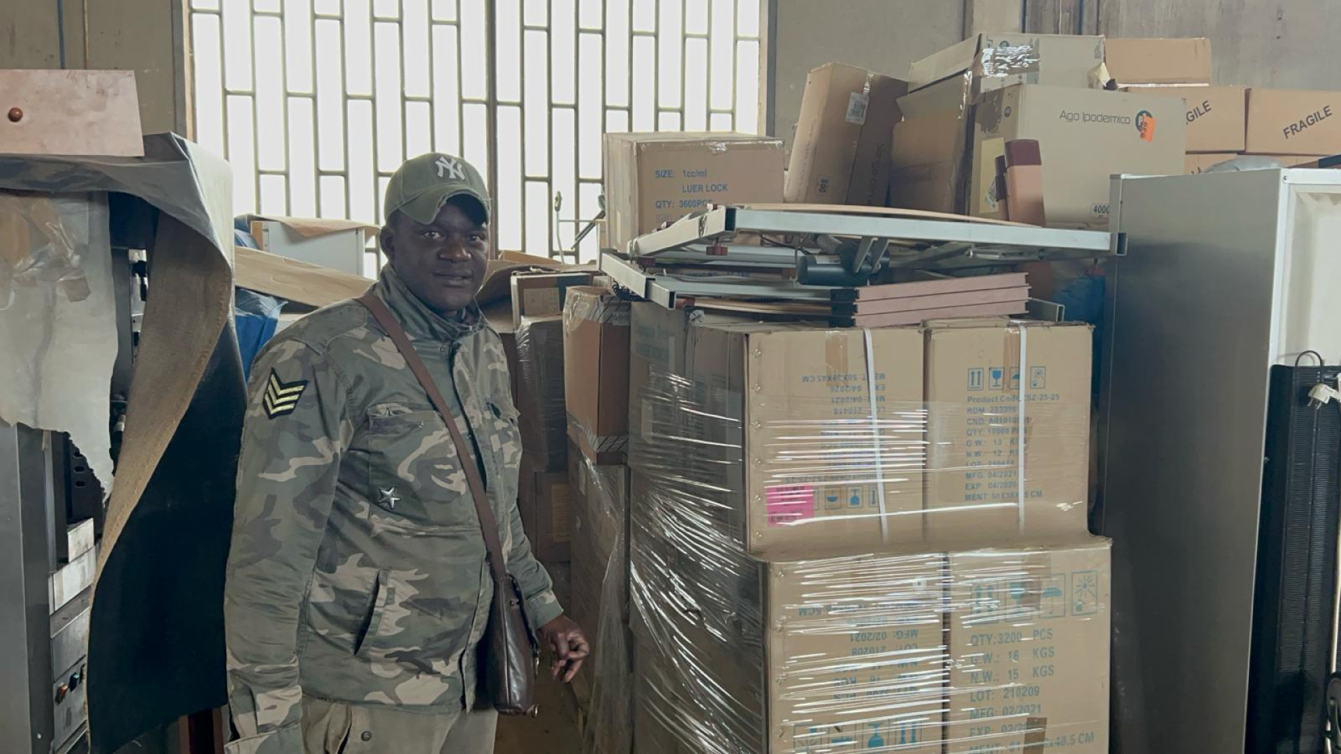 I senegalesi di Piacenza: "Aiuti sanitari in scadenza, ci servono soldi per spedirli"