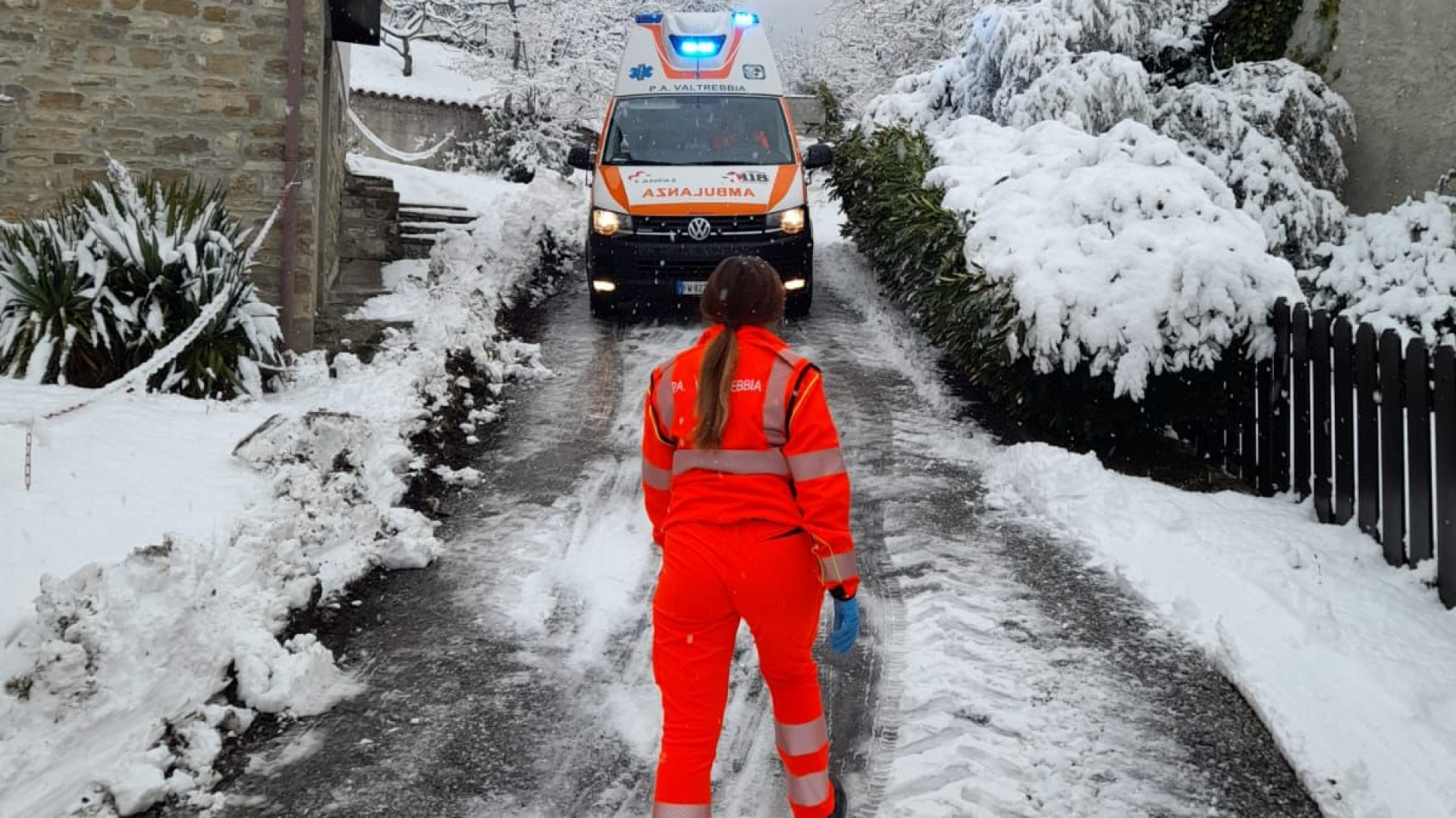 Anziana si sente male, ma la neve blocca l'ambulanza: i soccorritori arrivano a piedi