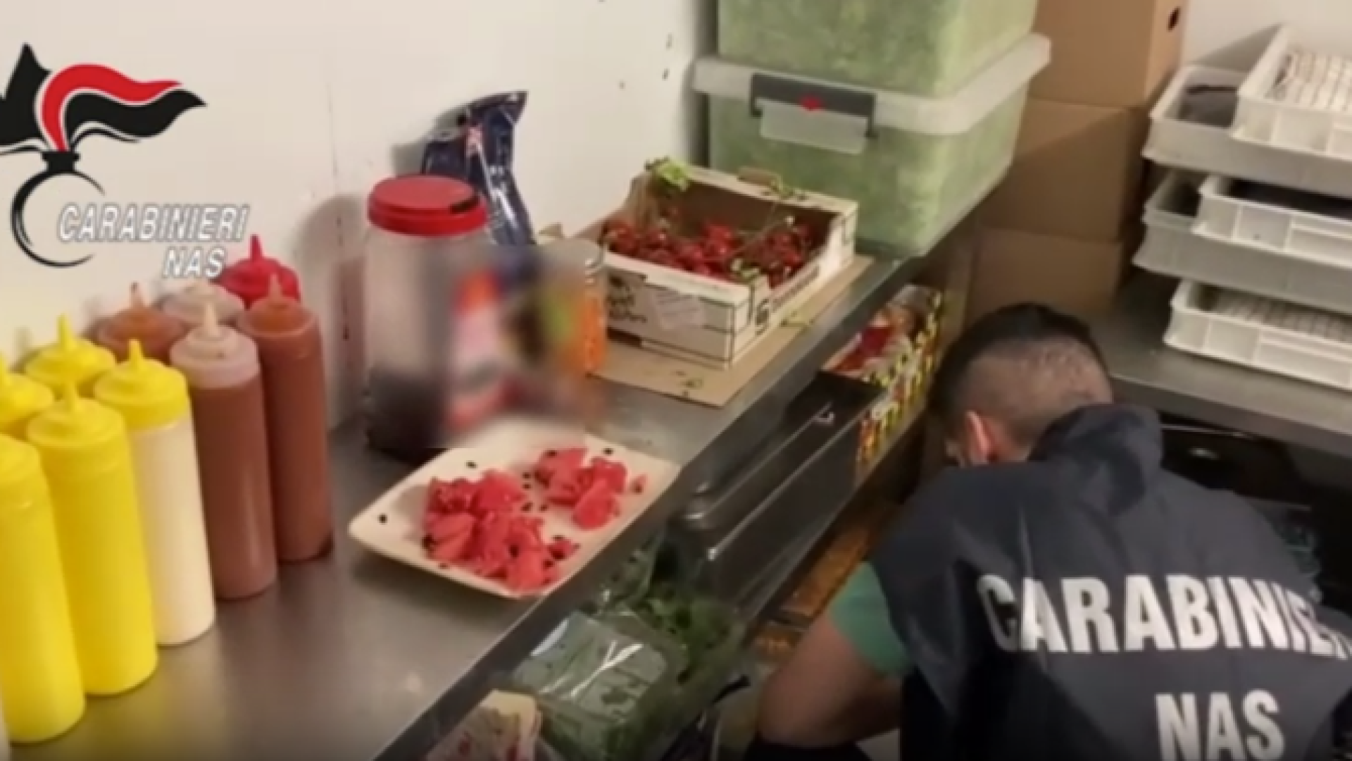 Carenze igenico-sanitarie e 110 chili di prodotti scaduti: nei guai 4 minimarket etnici