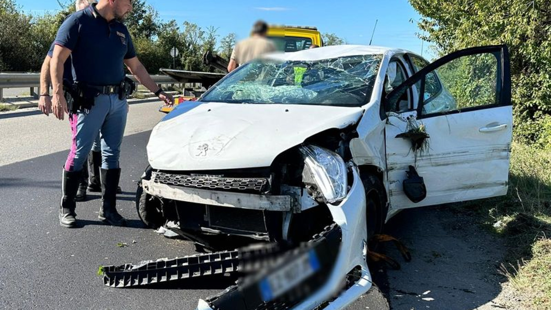 Esce di strada in tangenziale: auto si ribalta, paura per il conducente
