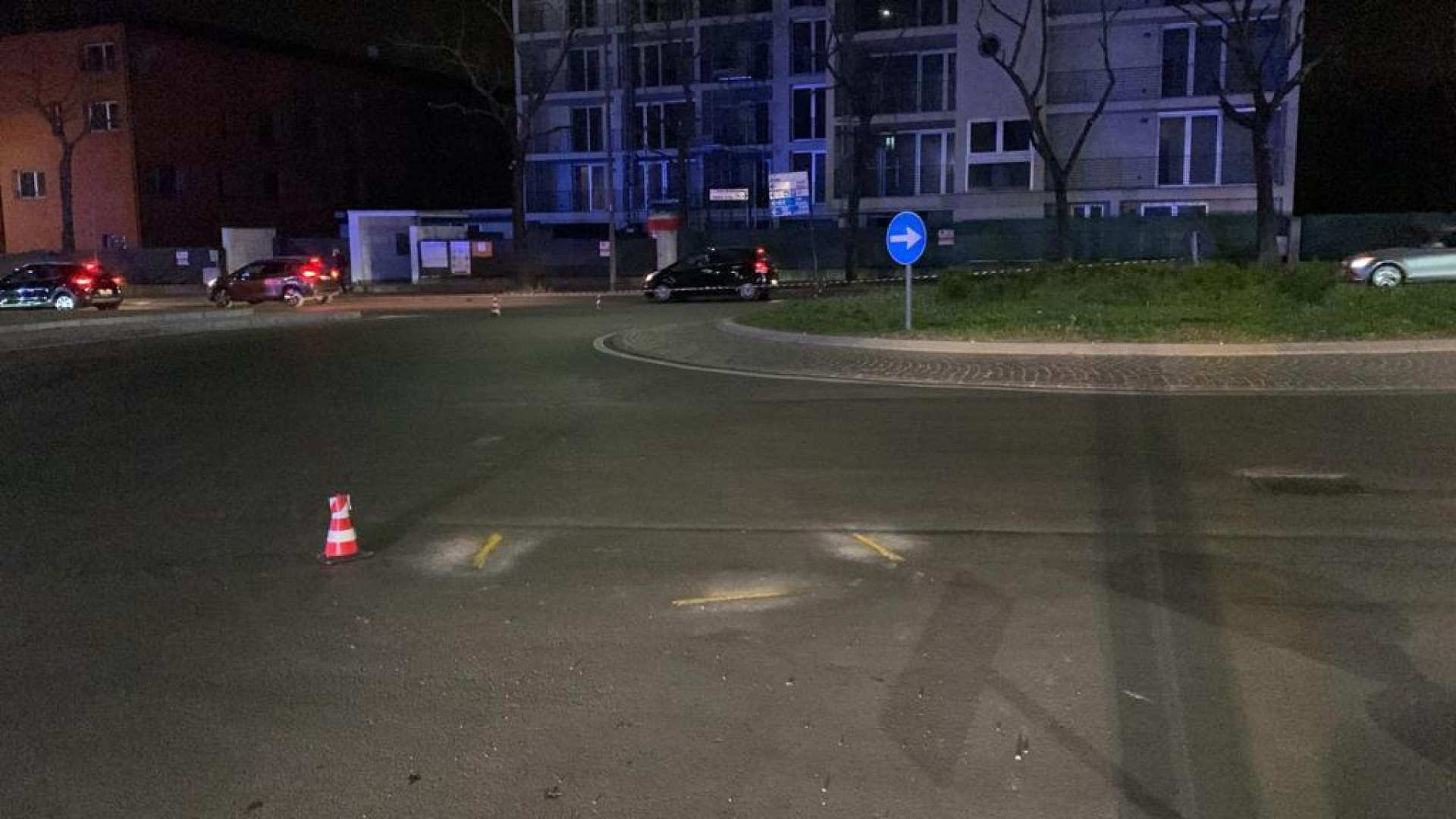 Rider in bicicletta travolto da un'auto alla rotonda della Lupa: è in condizioni serie