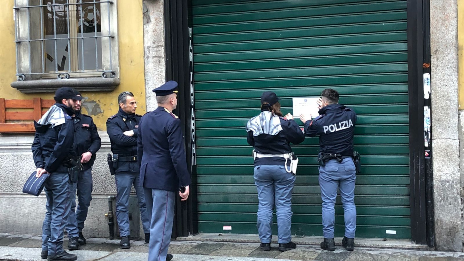 Bar Sport chiuso per 15 giorni dalla polizia, rabbia del titolare: "Noi non c'entriamo nulla"
