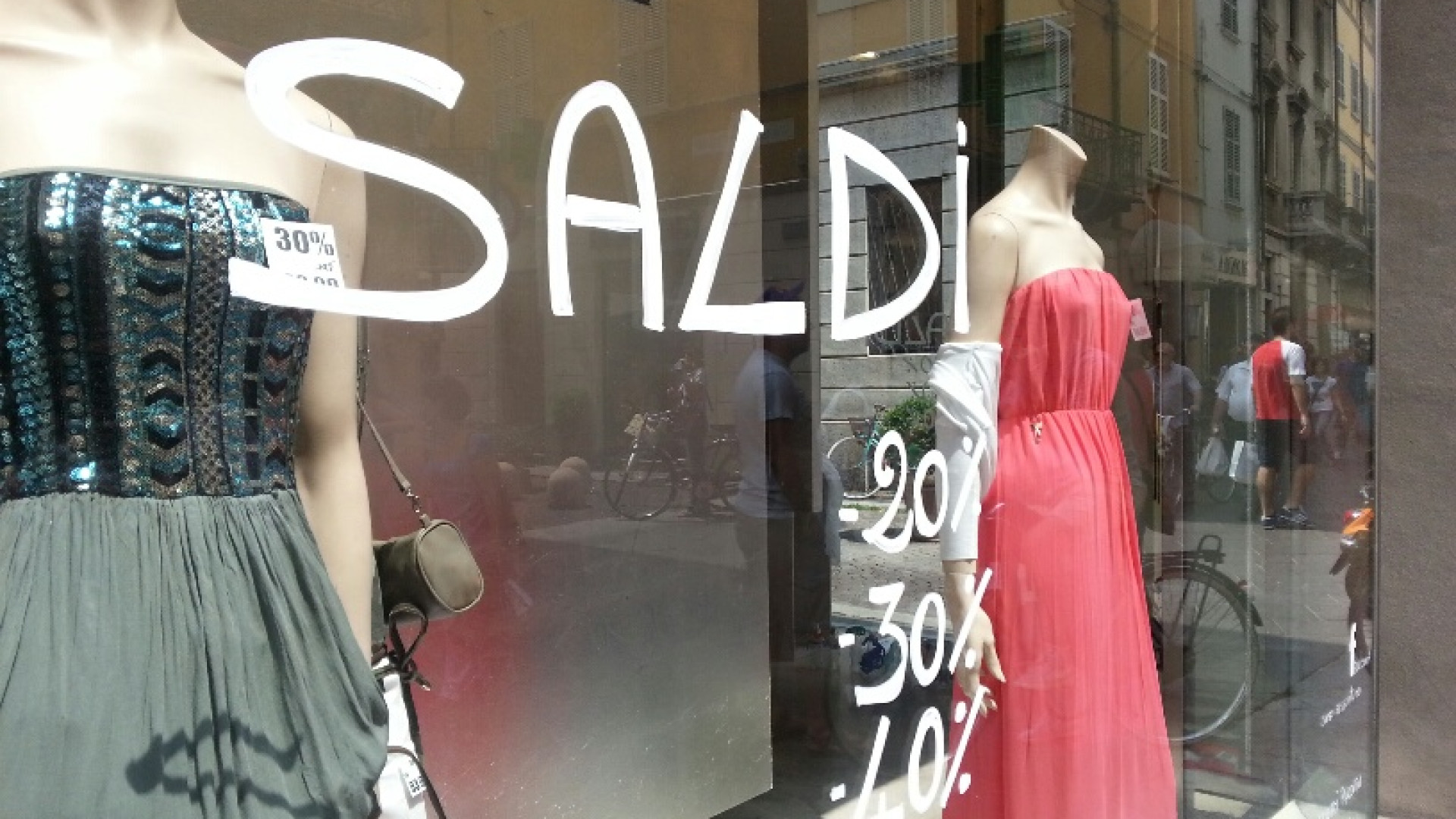 Saldi al via oggi, i consigli della Federconsumatori per evitare fregature