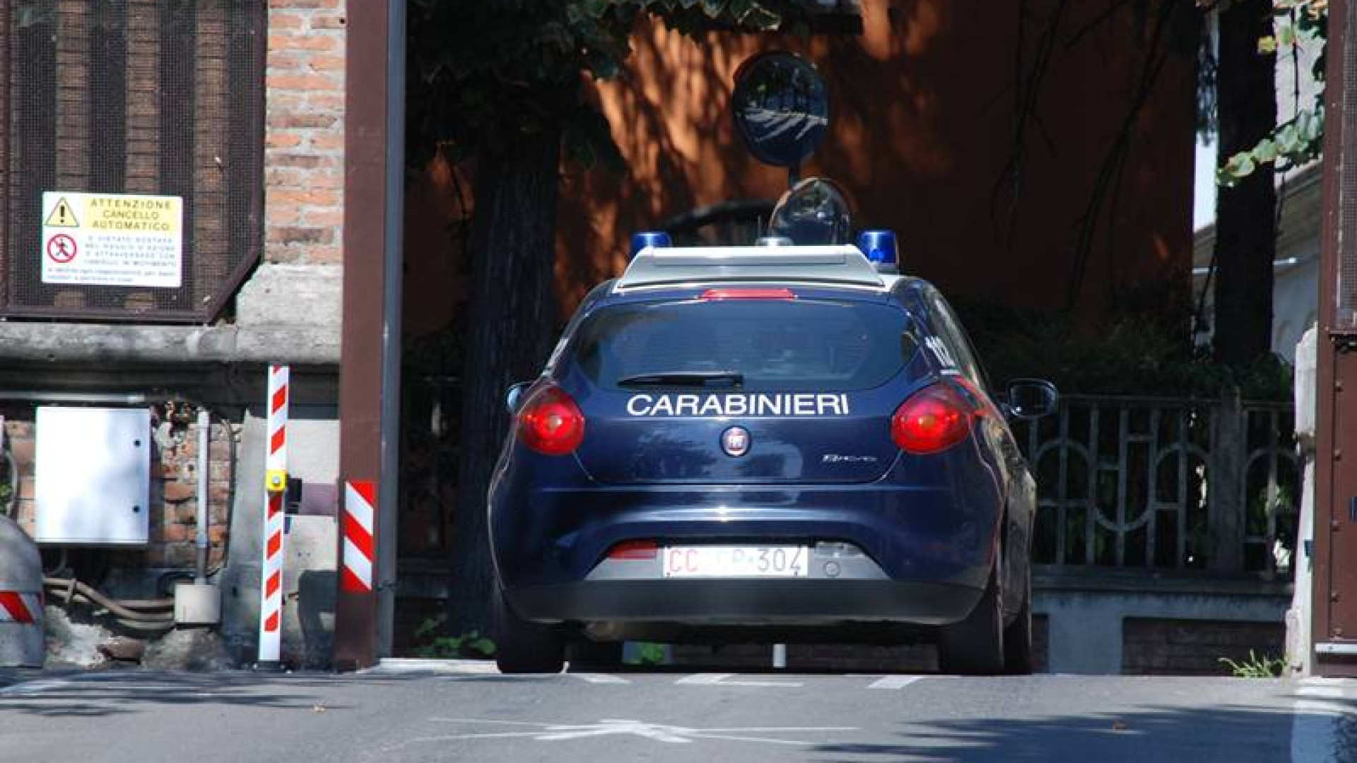 Organizza una spedizione punitiva e per sviare le indagini denuncia il furto dell’auto