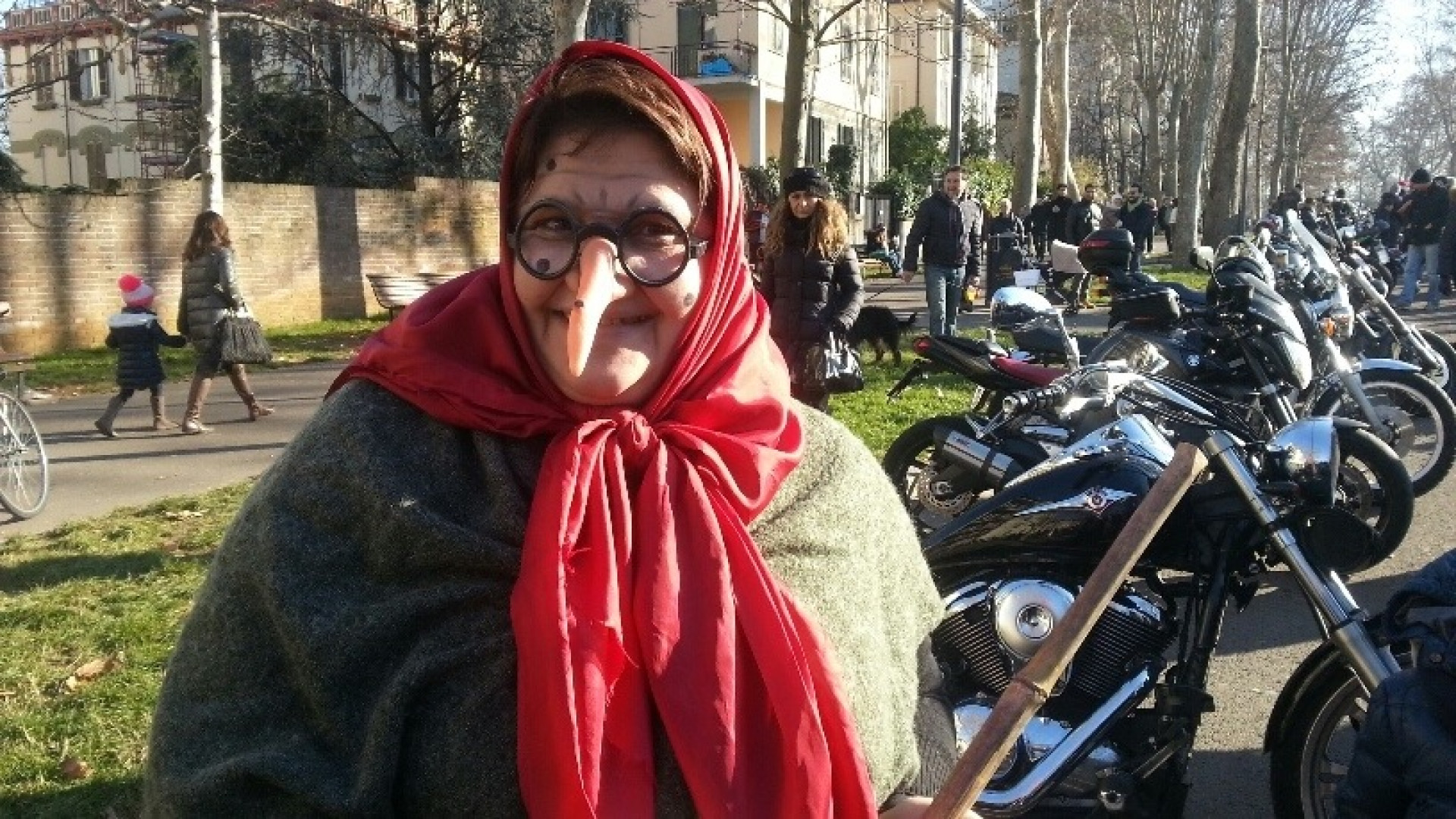 Befana di solidarietà tra auto d'epoca e moto. "Aiutiamo i bambini"