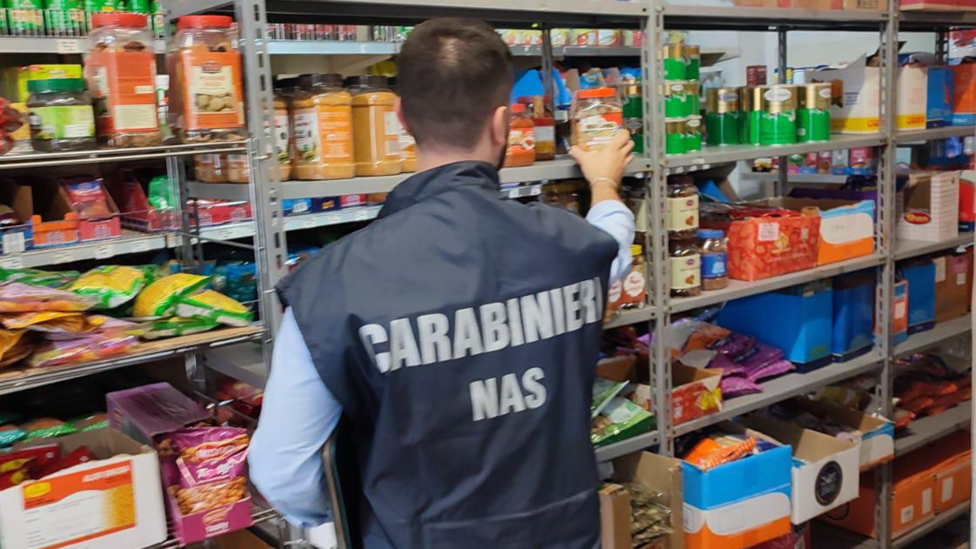 Frigoriferi malfunzionanti e locali sporchi: 2mila euro di multa a un locale etnico