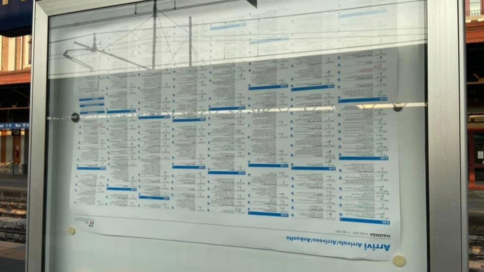 Stazione di Piacenza, il tabellone degli arrivi è al contrario. Ironia sui social