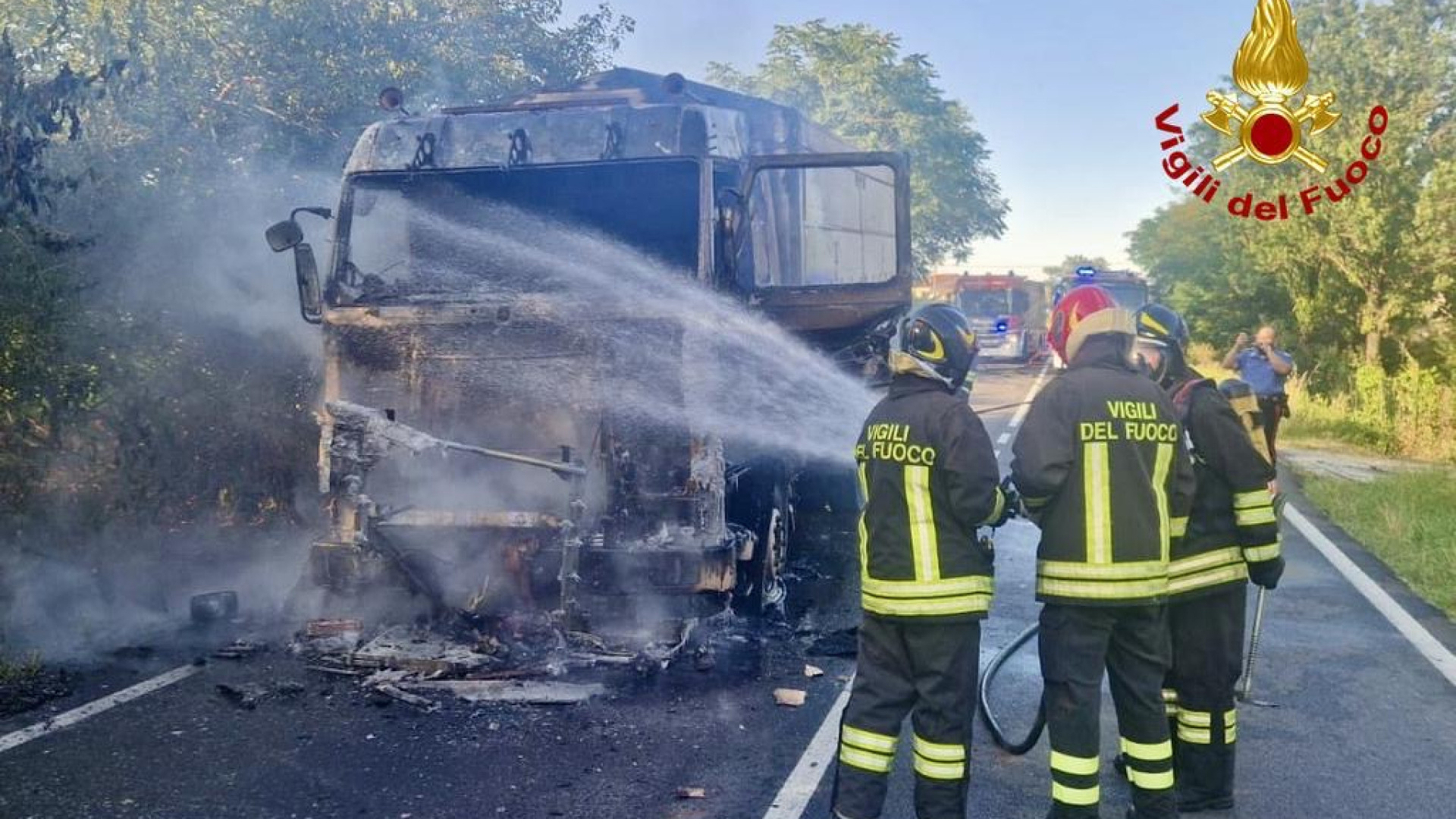 Autocarro in fiamme tra San Protaso e Fiorenzuola, pompieri domano l'incendio