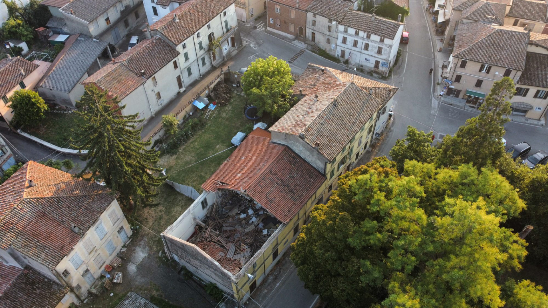 Vicobarone, 10mila libri e amianto tra le macerie: l'appello di Auser