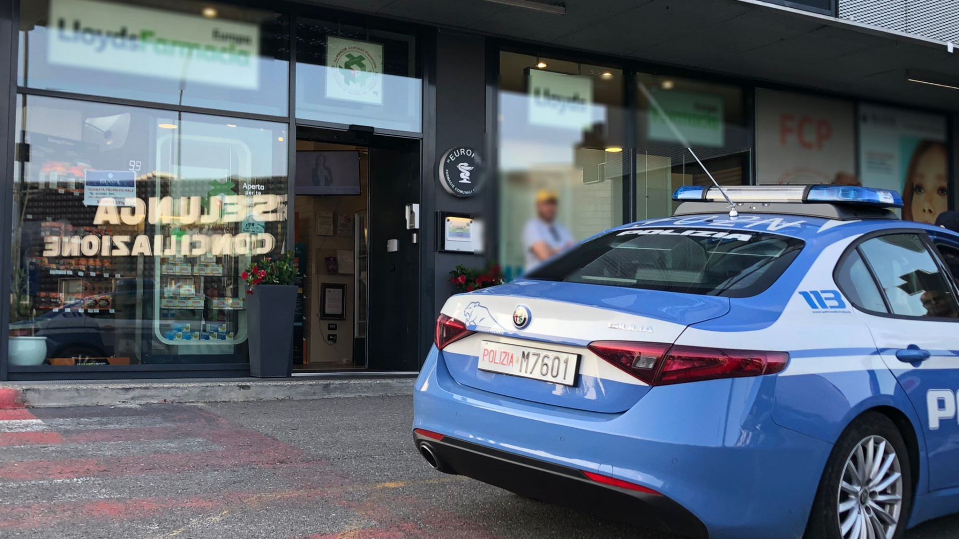 Aggredisce sanitari e polizia poi irrompe in una farmacia. Giovane bloccato