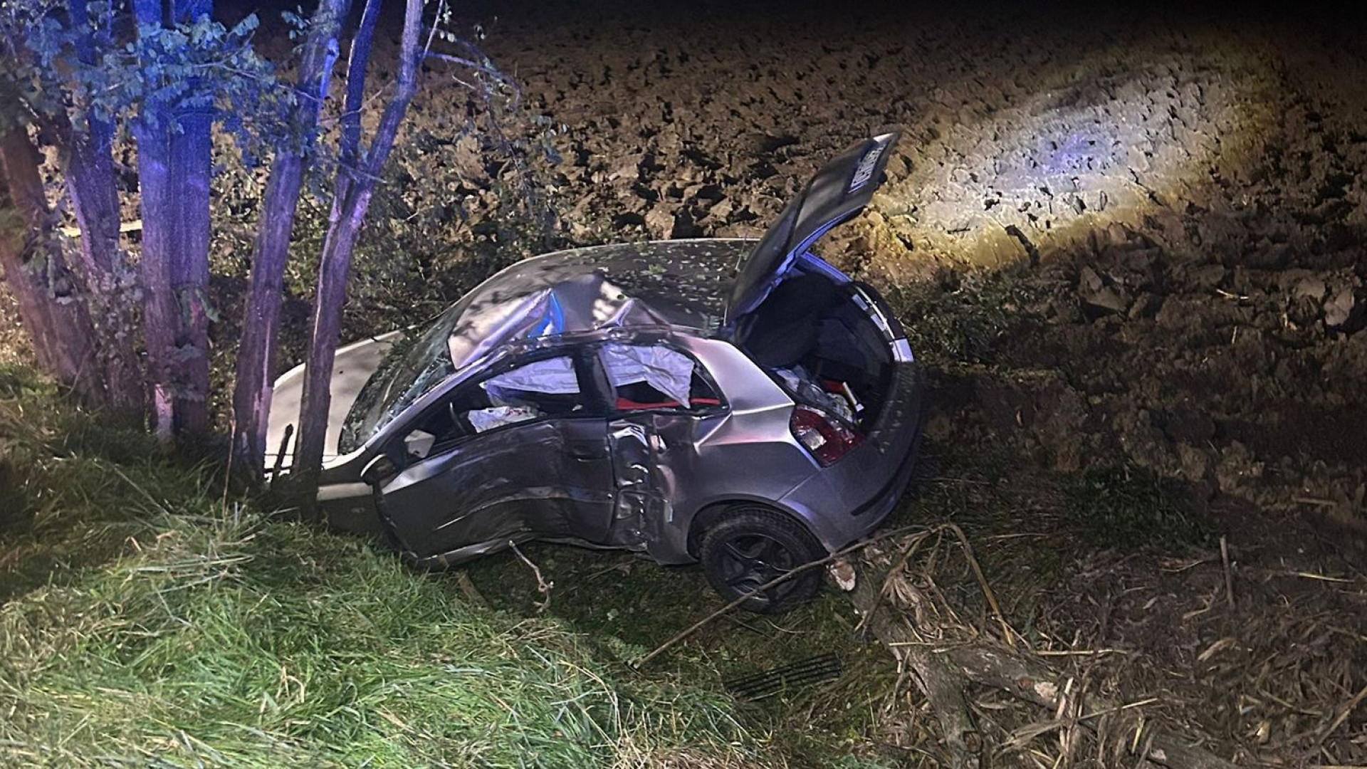 San Nazzaro: auto schiantata nei campi, nessuno dentro ma sangue nell’abitacolo
