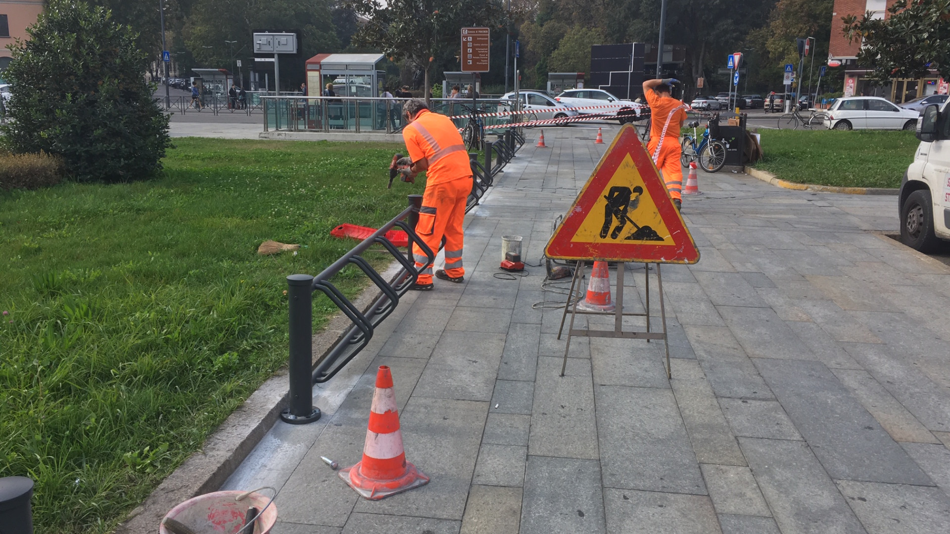 Stazione, ecco le rastrelliere per 60 biciclette. I pendolari ringraziano, ma...