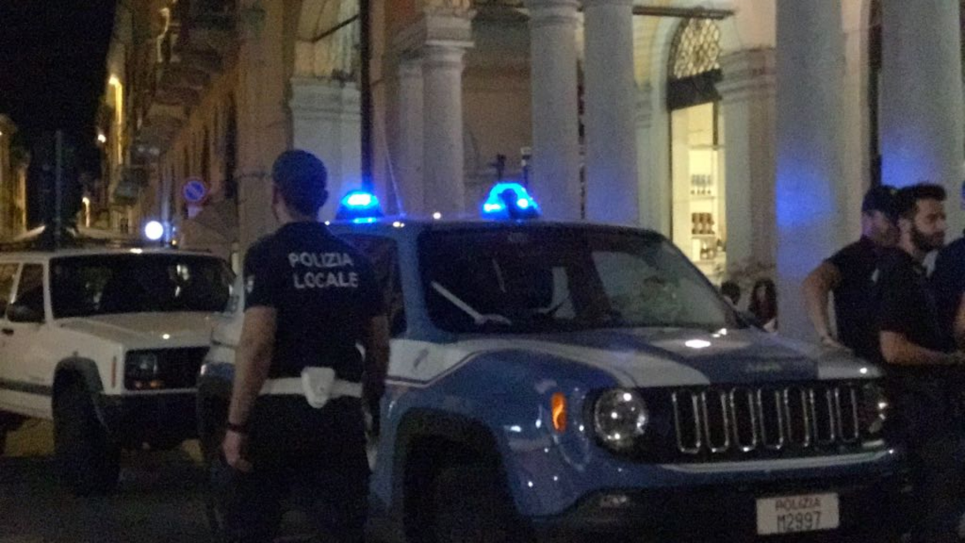 Blitz nei locali pubblici e nelle zone calde della città: quasi 500 persone controllate e 4 arresti