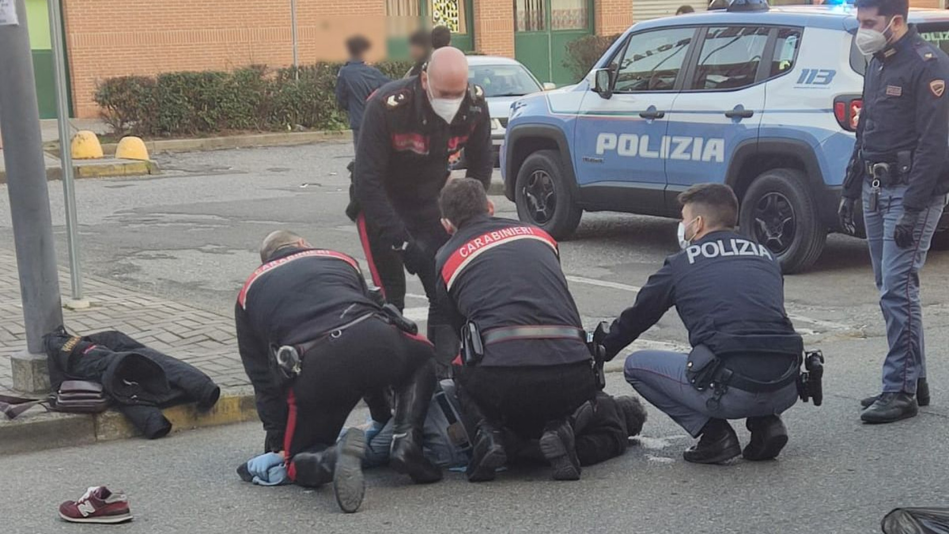 Ubriaco dà in escandescenze al bar, immobilizzato dalle forze dell'ordine
