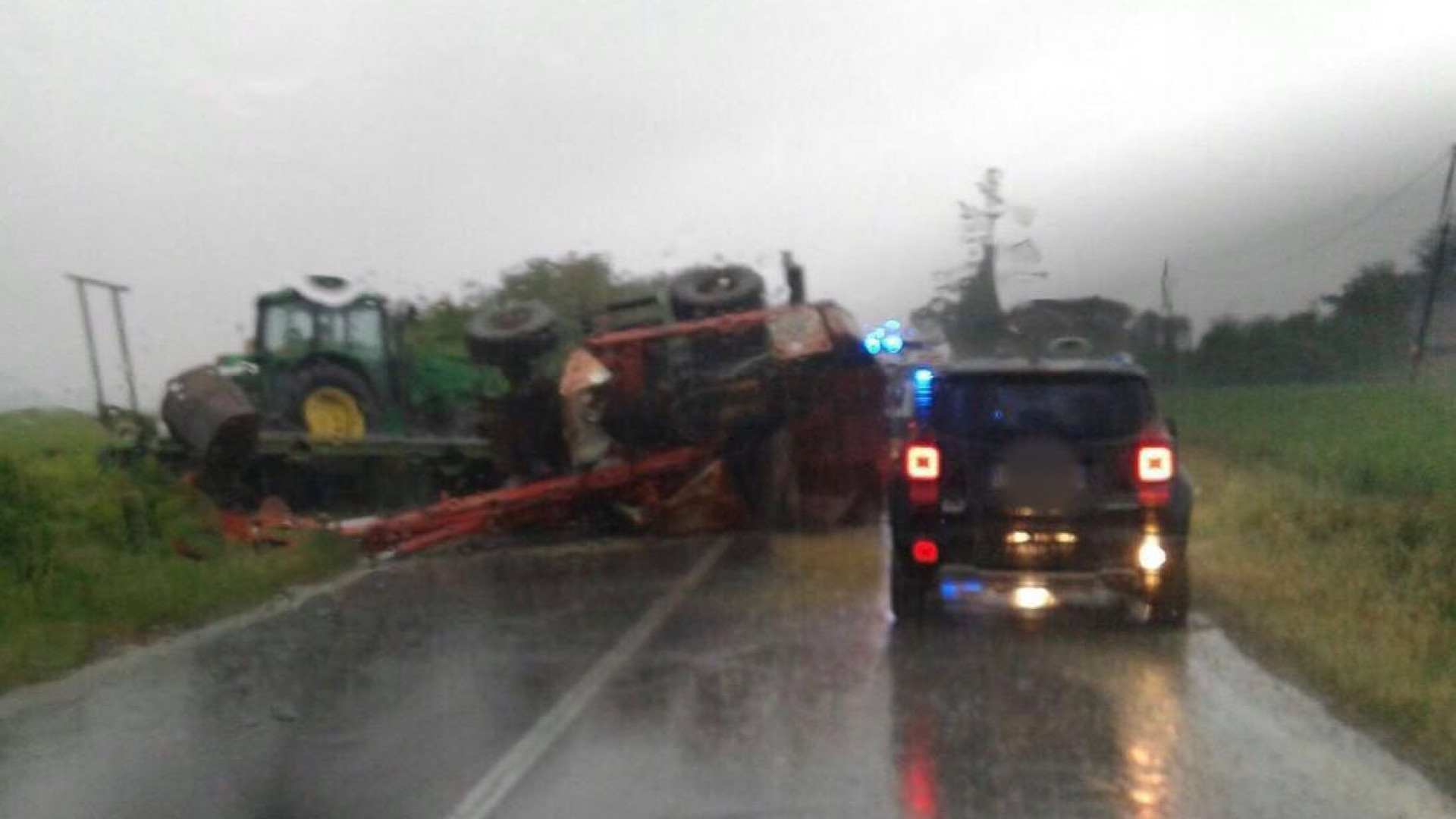 Trattore ribaltato alle porte di Fiorenzuola. Traffico deviato