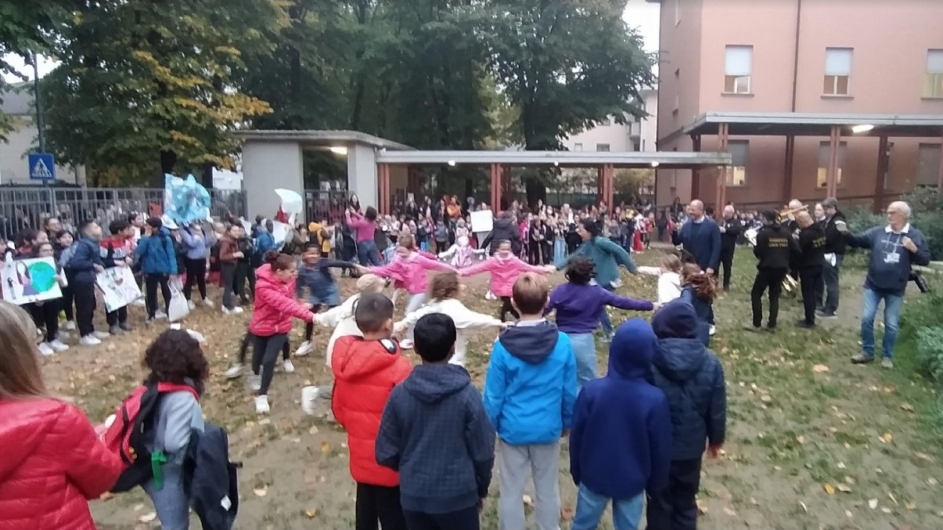 Pedibus a ritmo di Jazz per promuovere la seconda linea della primaria De Amicis