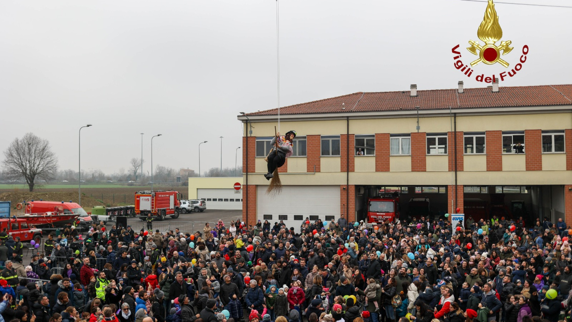 Tutti con il naso all'insù: la befana scende dalla torre dei vigili del fuoco
