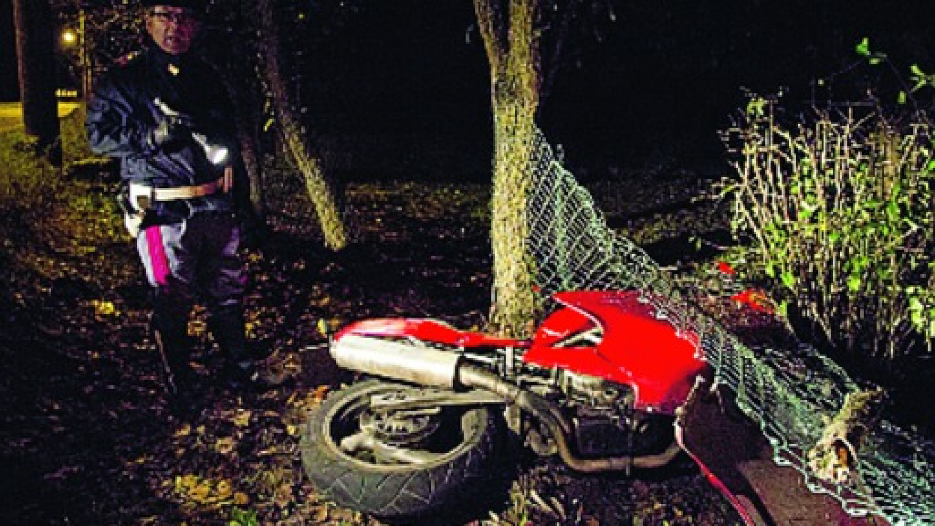 Schianto contro l'albero a Centora, 22enne ancora molto grave