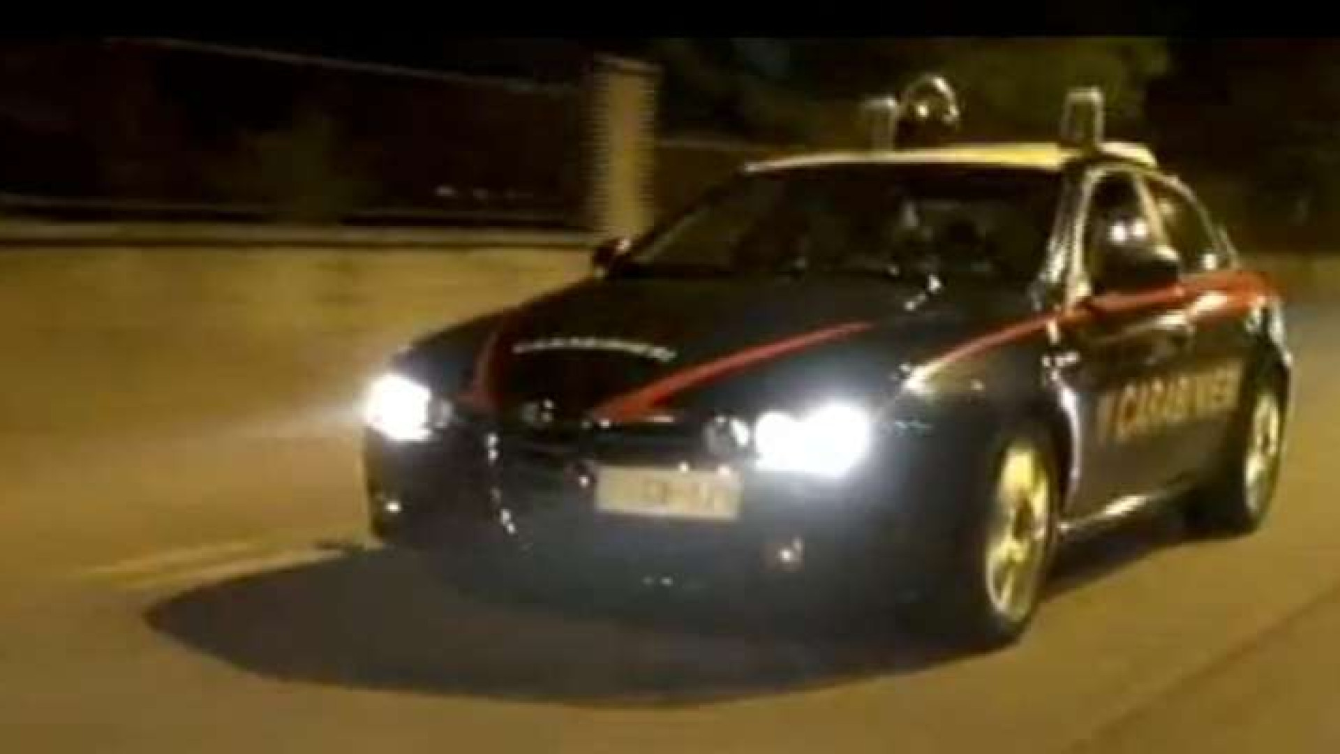 Insulta i clienti di un bar e ferisce al collo un carabiniere: arrestato