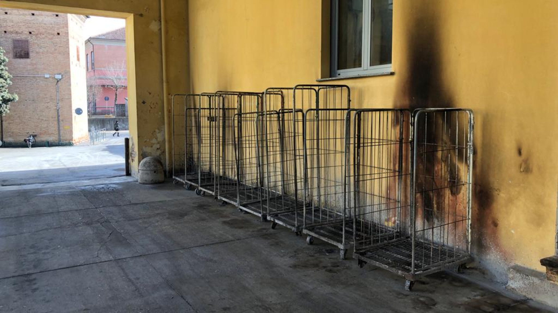 Cassoni in fiamme e piano allagato: piromane in azione all'ospedale