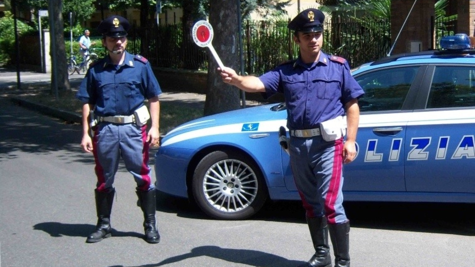 Mani addosso agli agenti di polizia dopo la fuga in auto: denunciati