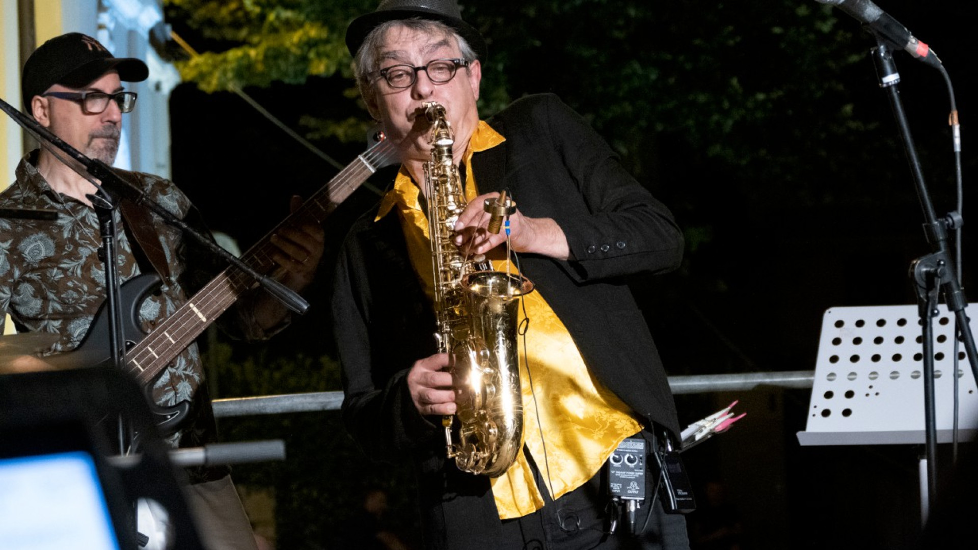 Piozzano, la musica globale di Alessandro Bertozzi ha colorato piazza dei Tigli