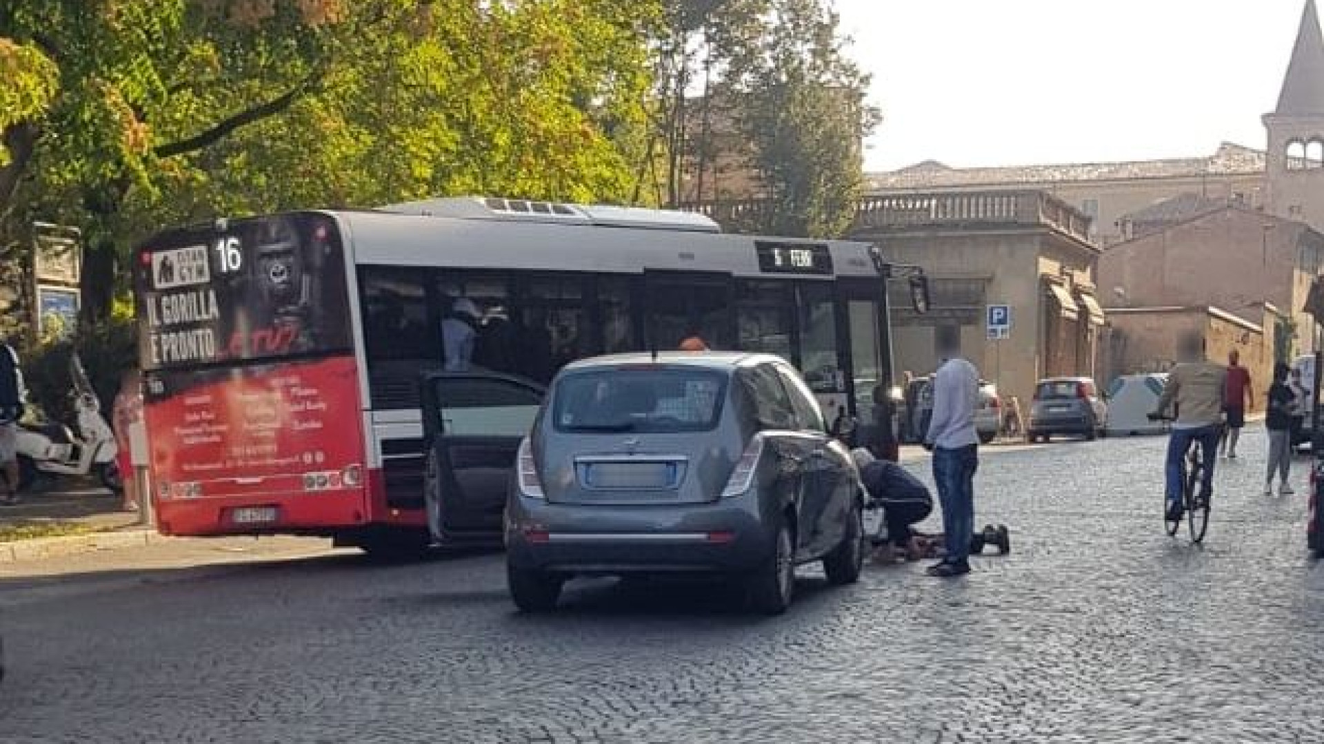Via Taverna, pedone investito da un'auto davanti all'ospedale: è molto grave