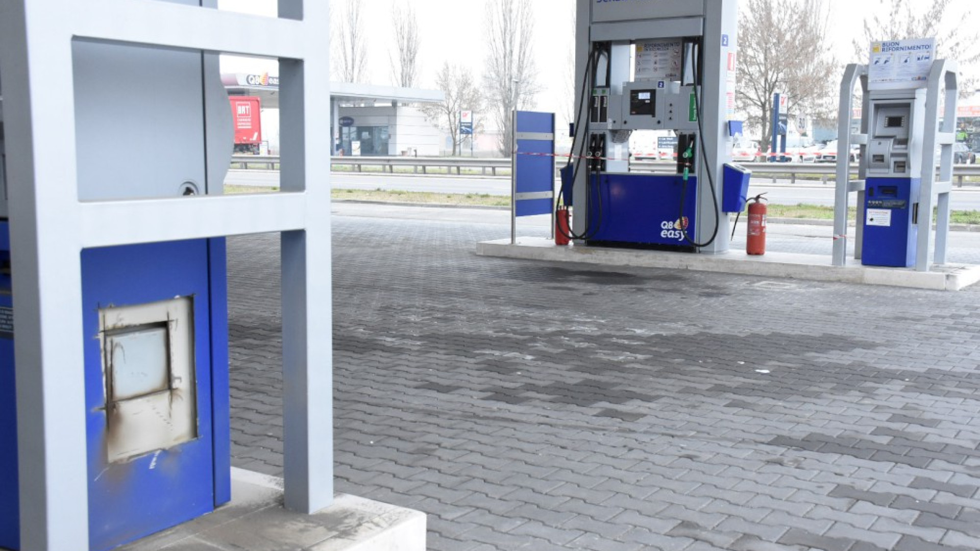 Tangenziale sud, furto al distributore: tagliata la colonnina self-service