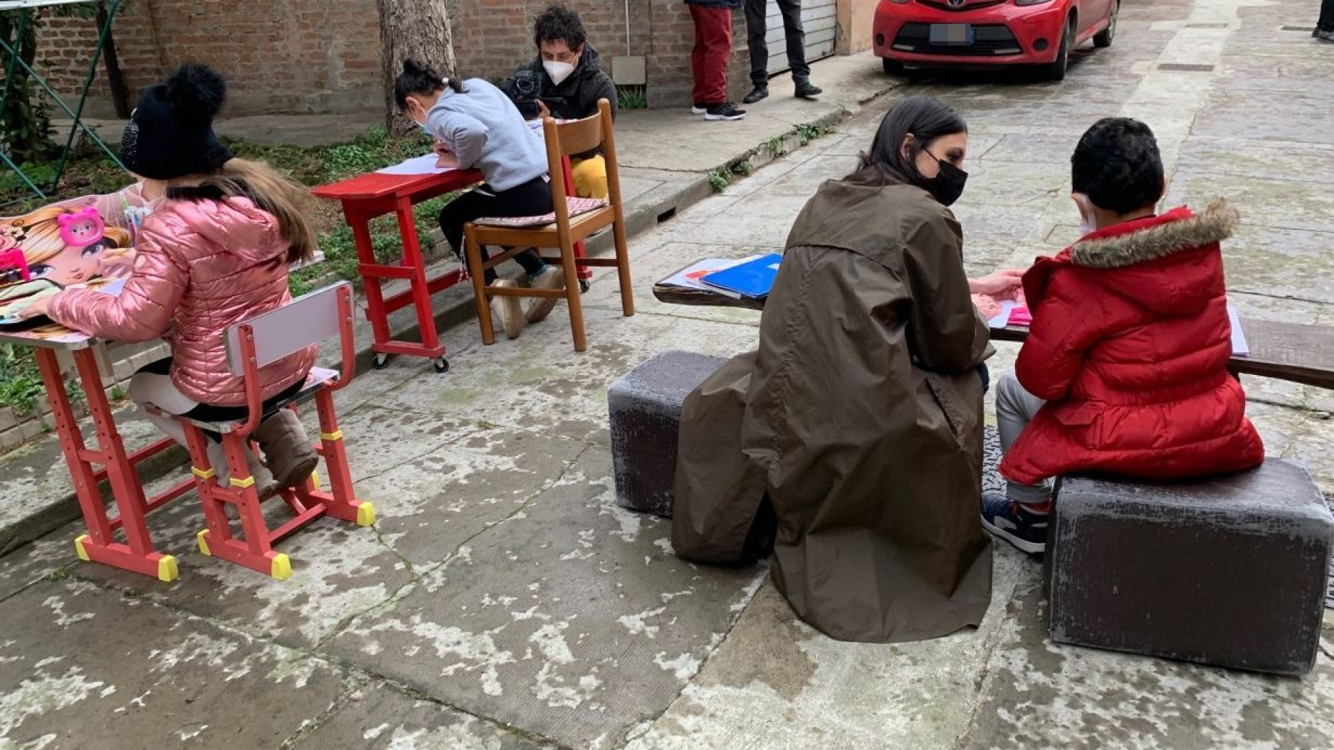 La scuola in cortile: in via San Bartolomeo Martina insegna italiano ai bambini