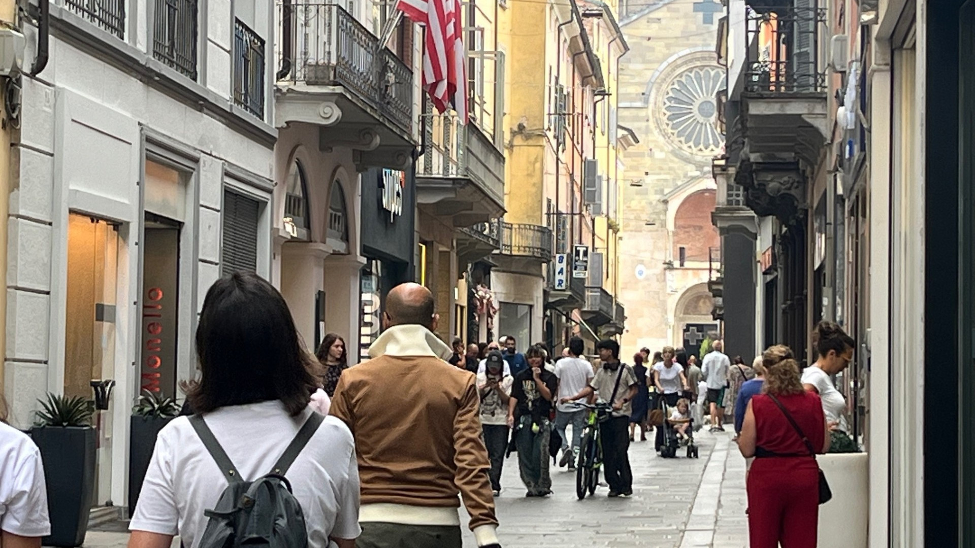 Sbaracco, "avviso di rinvio tardivo per i clienti" e i negozianti aprono le attività