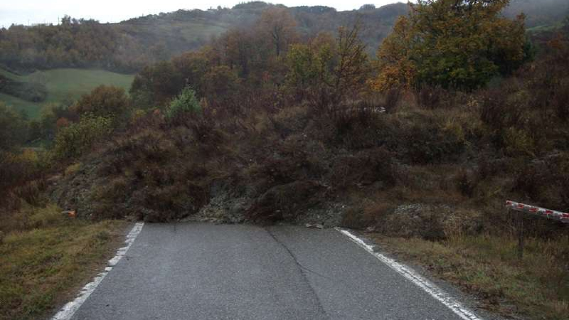 Bobbiano: la montagna si sgretola, frana “mangia” la strada