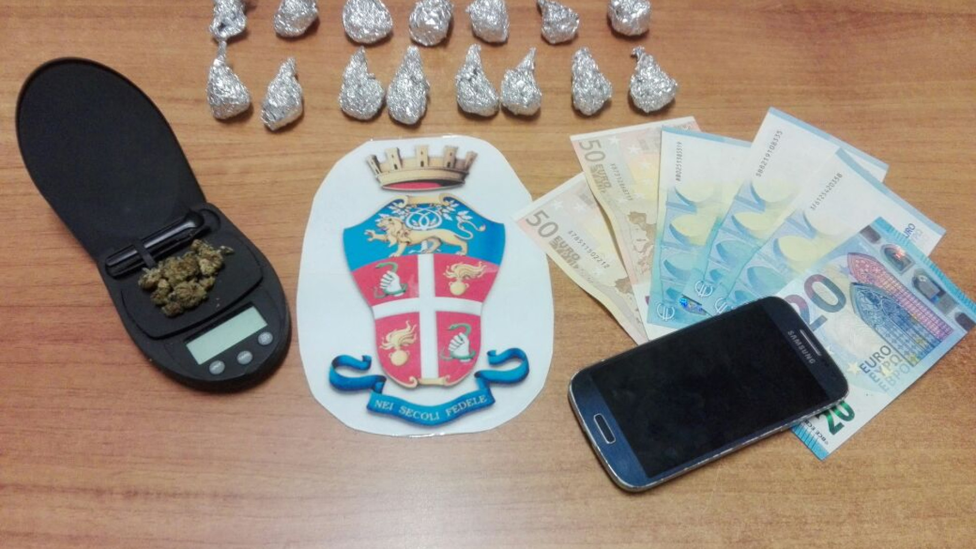 Nasconde la droga dietro al cespuglio, profugo arrestato dai carabinieri
