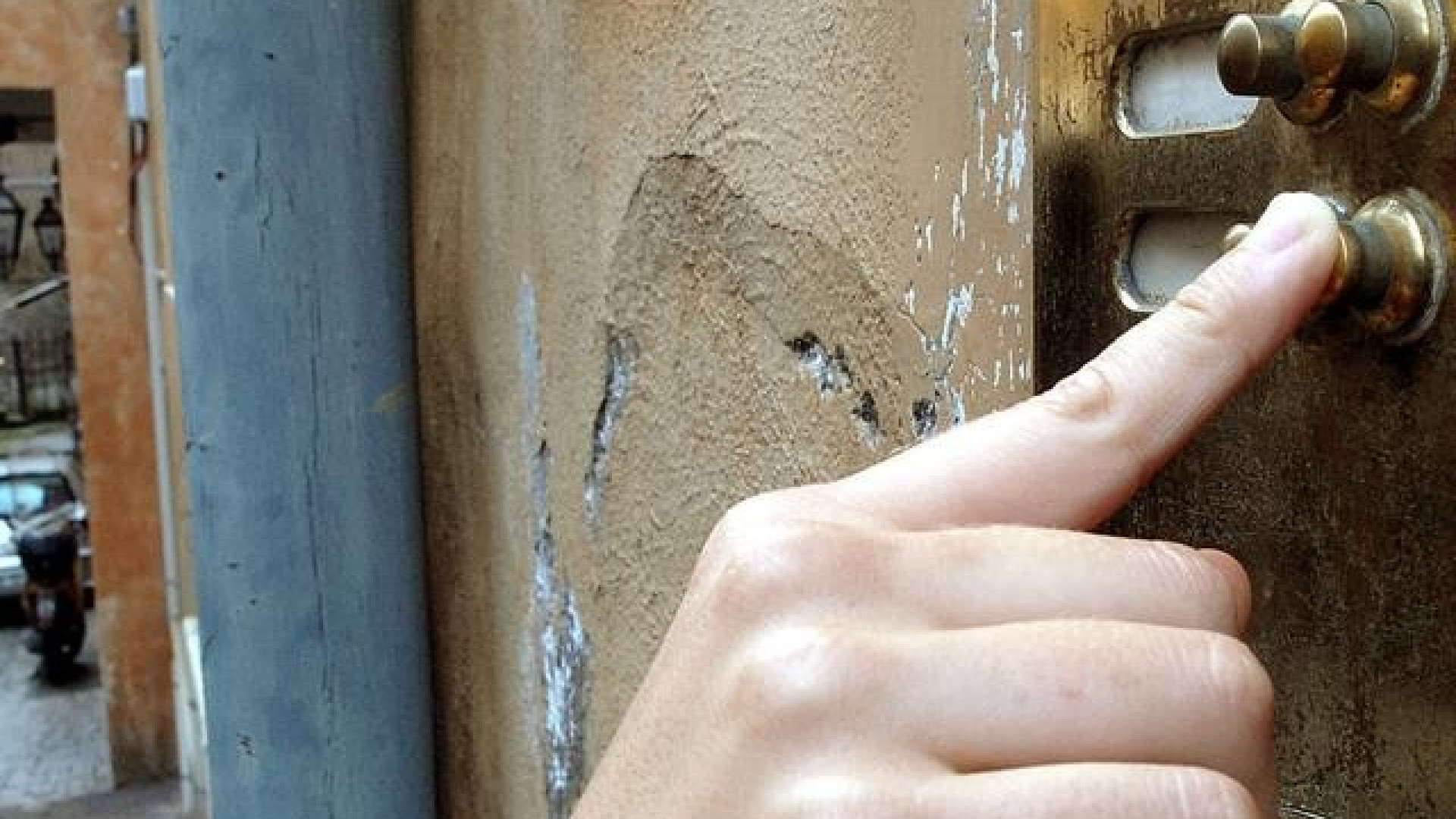 Raffica di truffe e furti ad anziani. Tre colpi con l'utilizzo di gas