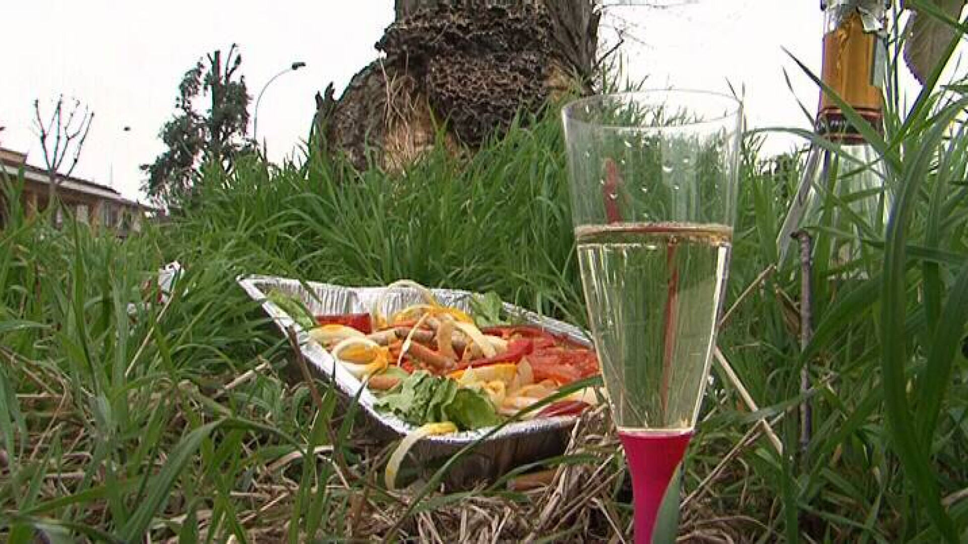 Cena romantica o rito voodoo, cibo e candele nel campo. Mistero alla Besurica