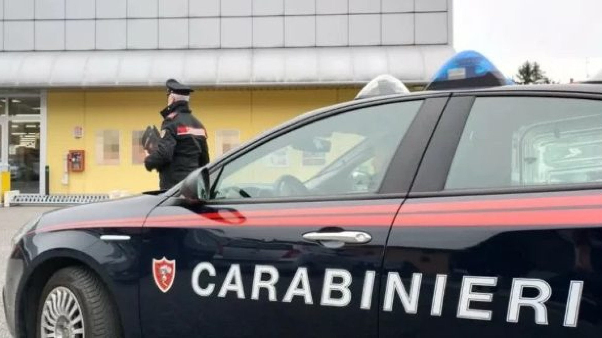 Nel parcheggio aspettavano |i clienti sull'auto noleggiata: arrestati tre spacciatori