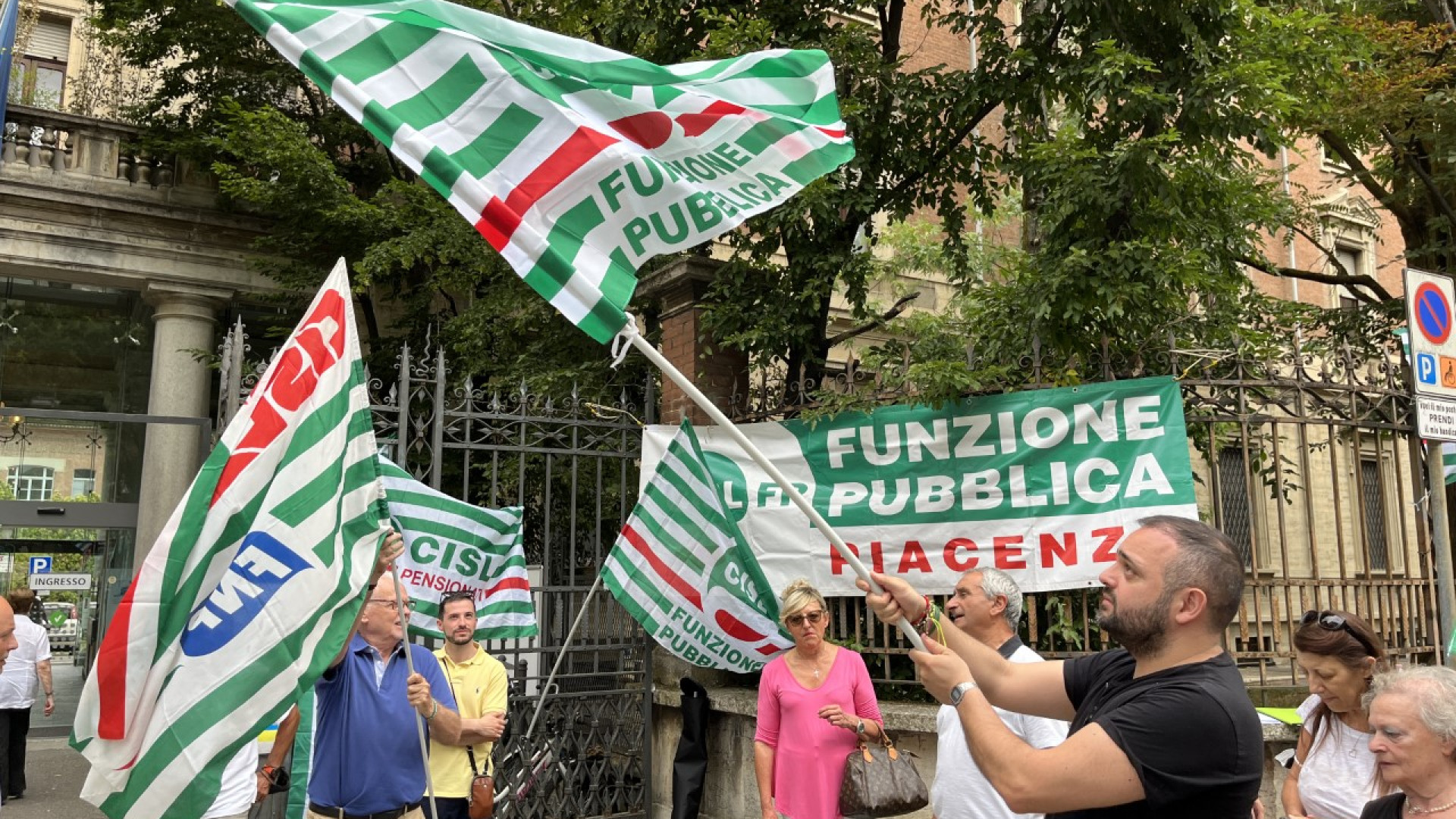 "Per abbattere le liste d'attesa servono nuove assunzioni". Presidio davanti all'ospedale
