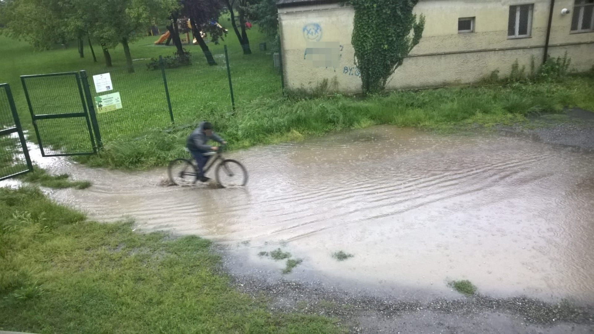 "Se piove il parcheggio diventa un lago": residenti esasperati in via Porta