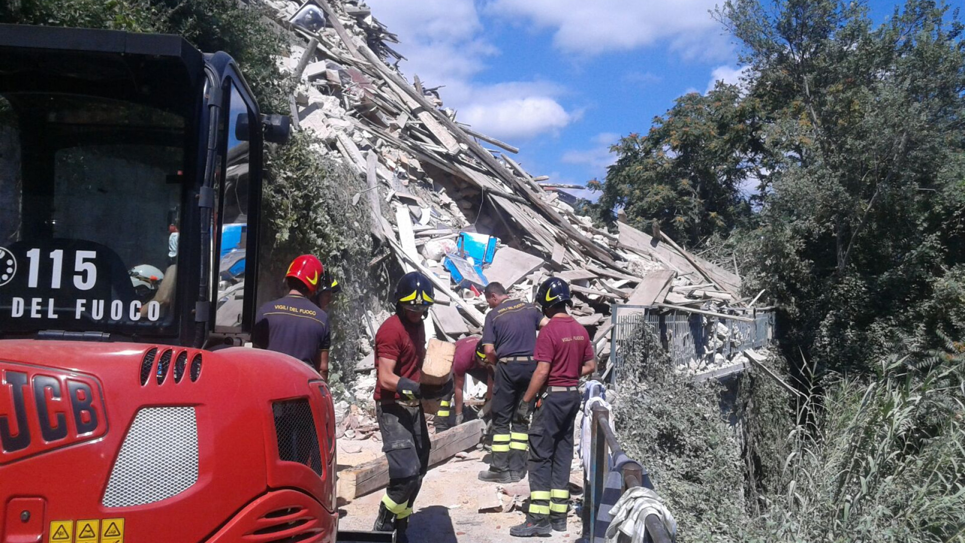 Soccorsi nei paesi del disastro, volontari: "Qui tanta disperazione"
