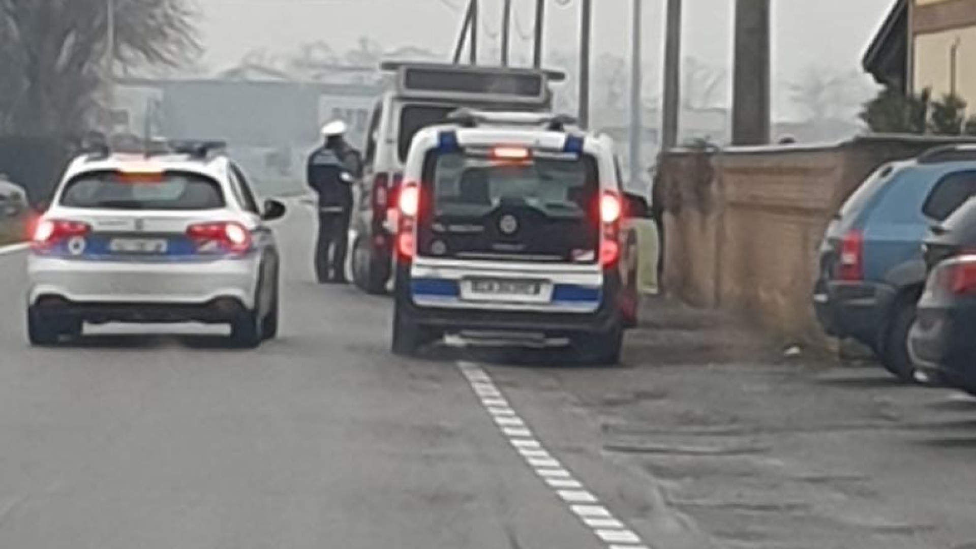Non ha patente né assicurazione, sfugge a un posto di blocco e si barrica in casa: denunciato