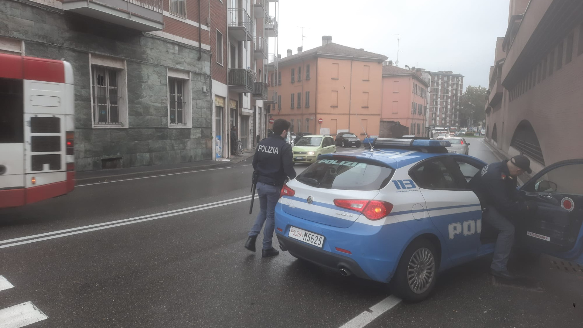 Cerca di lanciarsi sotto un camion e le auto, 30enne salvato dalla polizia