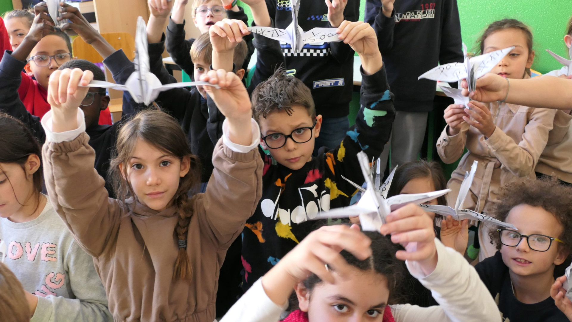 Le mille gru della pace realizzate dai bimbi volano da Piacenza a Nagasaki