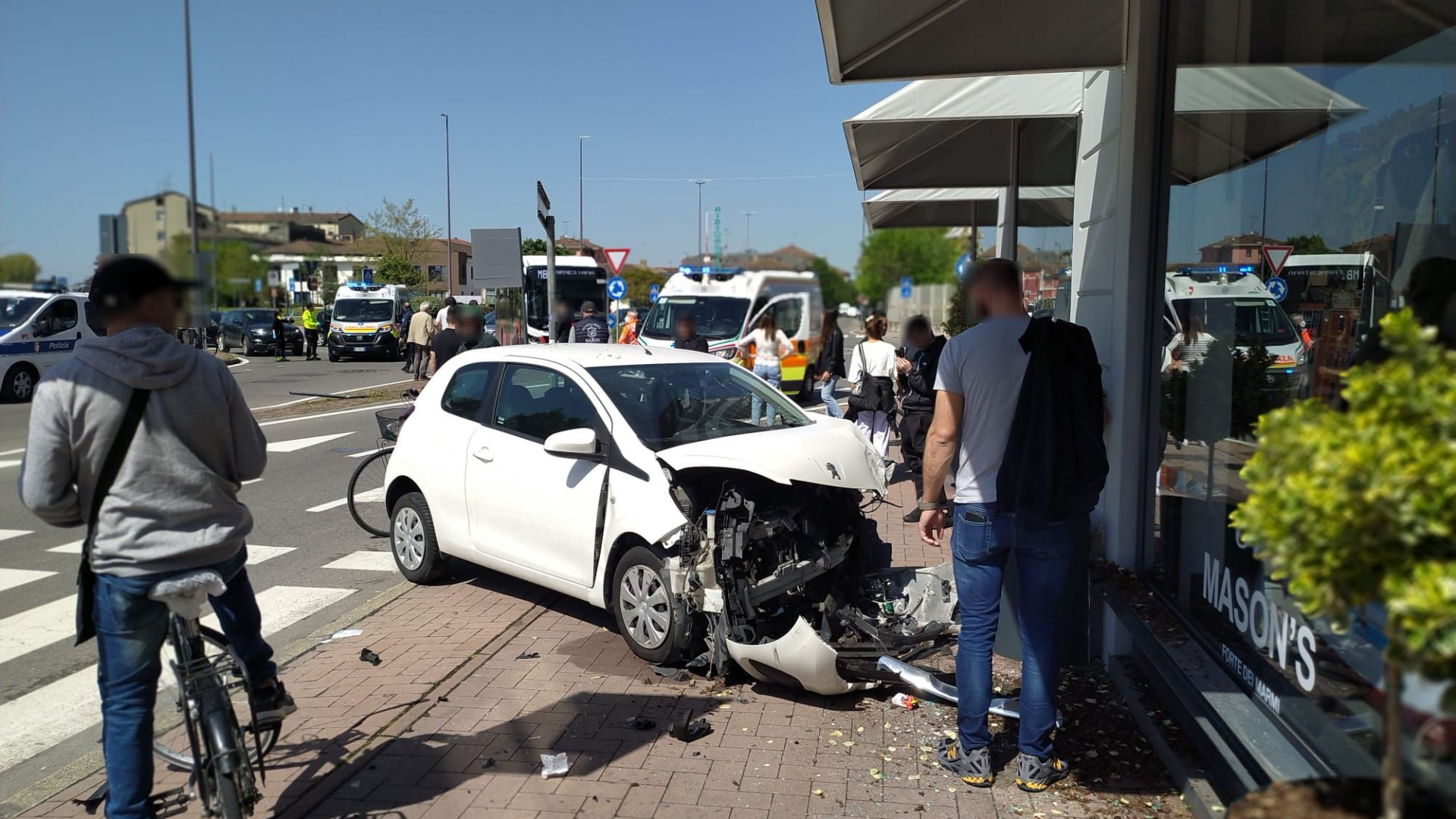 Incidente in via Colombo, non ce l'ha fatta la 73enne alla guida dell'auto