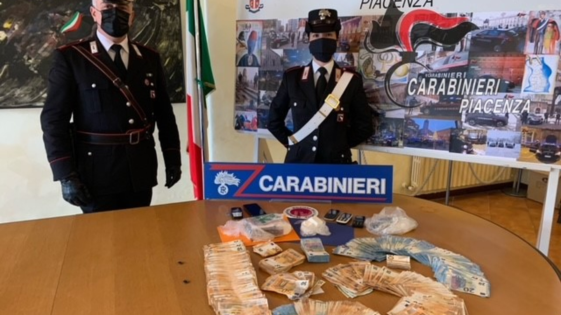 Oltre 1.800 cessioni di droga lungo gli argini del fiume Po: banda sgominata