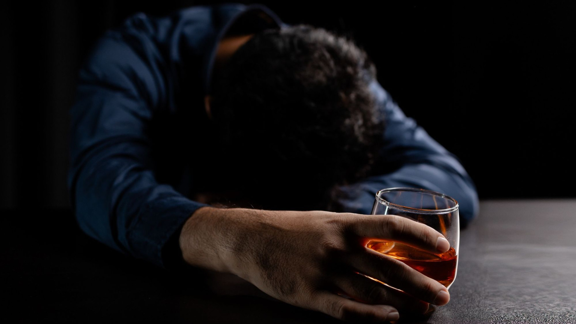 Il dramma di un padre:| "Mio figlio alcolizzato,| beve anche a letto di notte"