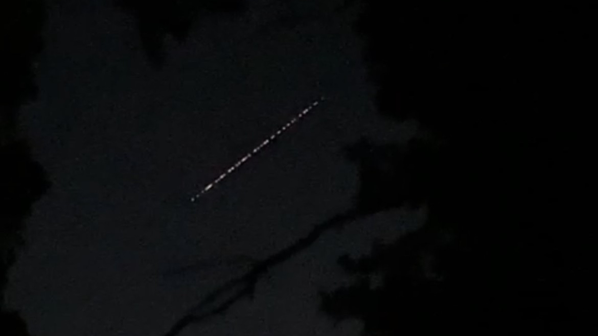 Scia luminosa nel cielo sopra Piacenza. Alieni? No, sono i satelliti di Elon Musk