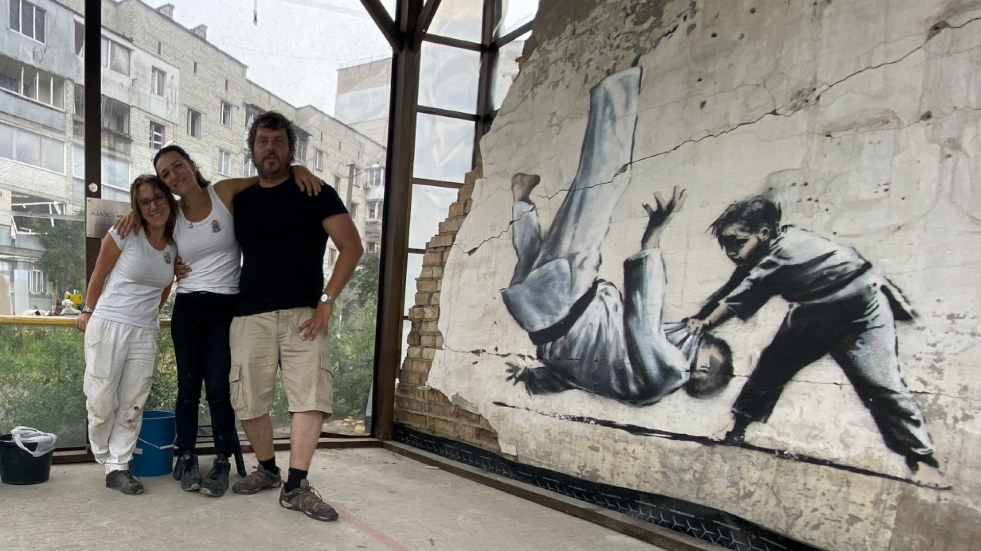 Restauratrice di Castello in Ucraina per salvare dalle bombe le opere di Banksy