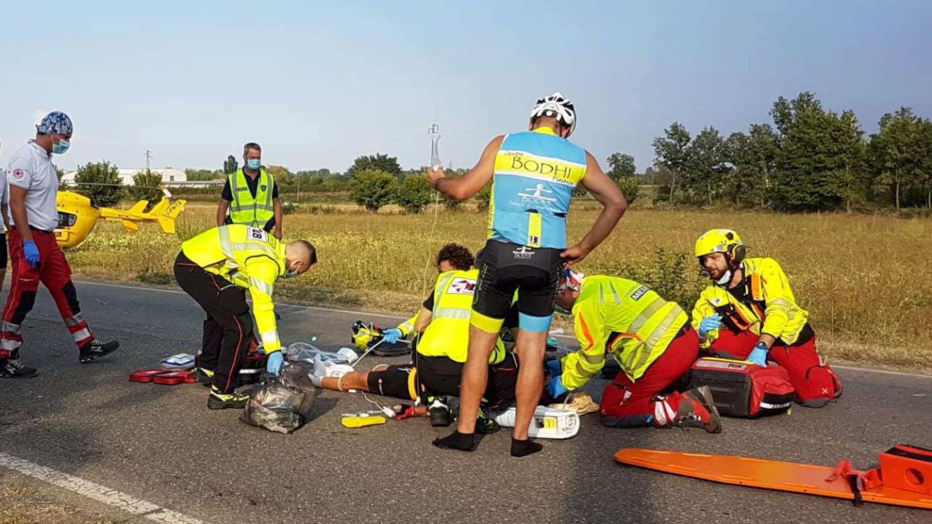 Ciclista colpito da malore cade a terra. I compagni gli fanno il massaggio cardiaco
