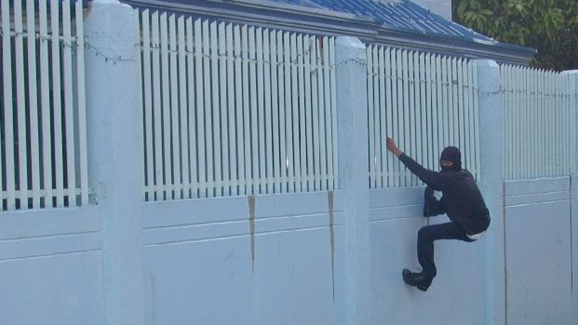 Tre abusivi di viale Malta arrestati per tentato furto. Sgomberati