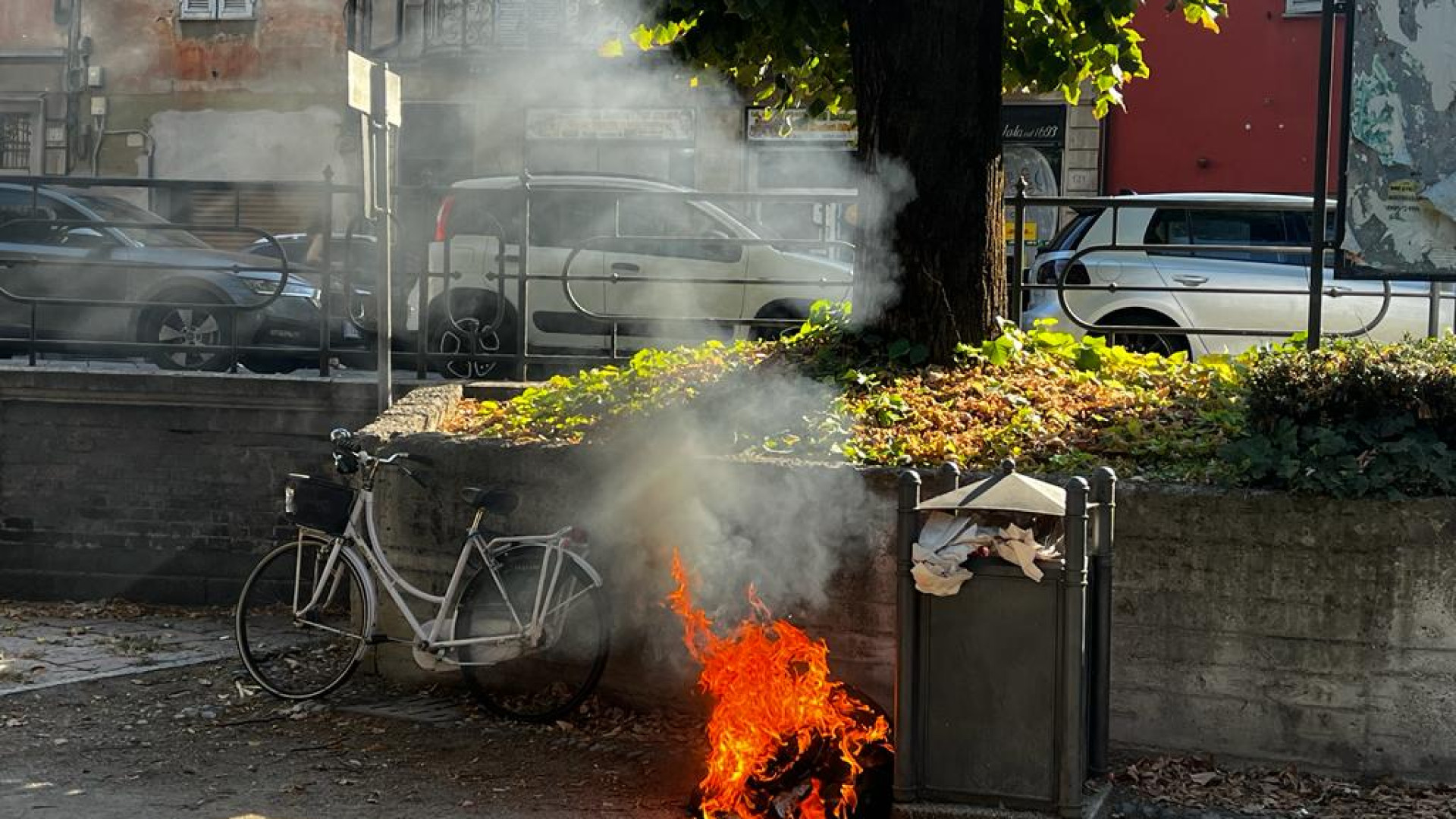 Fiamme da un borsone ai giardini Merluzzo, intervento dei vigili del fuoco. "Doloso"
