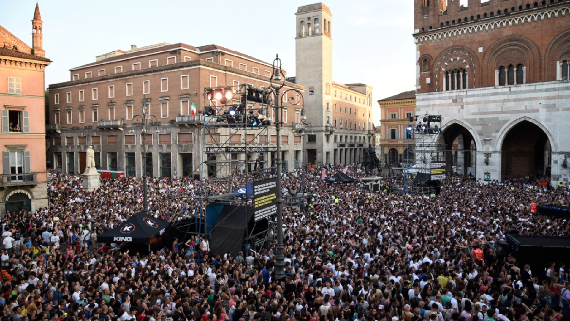 Malori durante il concerto di Radio Bruno: 85 persone soccorse da 118 e Anpas